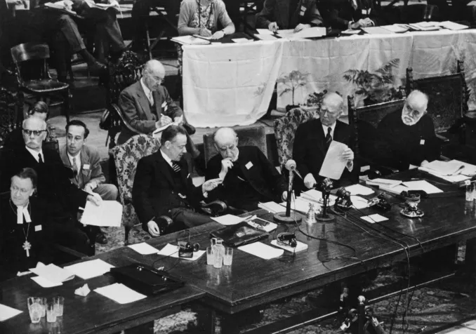Assemblée constitutive d'Amsterdam, 1948. De gauche à droite : Willem Adolf Visser't Hooft (Hollande), Geoffrey Fisher, Archevêque de Canterbury (Grande-Bretagne), John Mott (USA) et l'Archevêque de l'Eglise orthodoxe de Grèce Germanos Strenopoulos © World Council of Churches (COE)